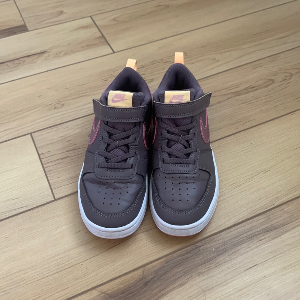 Girls velcro Nike tennis shoes